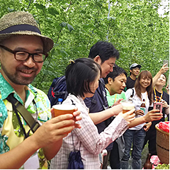 夏の収穫期には、青空の下ホップ畑でビールを片手に乾杯ができることも。ホップ本来の香りを感じながら人生最高の一杯を楽しみましょう！